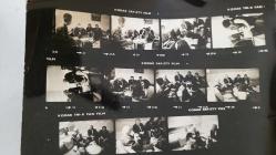 TÜRKİYE CUMHURİYETİ 2. CUMHURBAŞKANI İSMET İNÖNÜ'NÜN ORİJİNAL AJANS BASIN FOTOĞRAFI - 24 x 18 cm EBADINDA - İSMET İNÖNÜ EŞİ MEHVİBE İNÖNÜ ve BÜLENT ECEVİT BİR TOPLANTI HALİNDEYKEN ÇEKİLMİŞ 23 FARKLI KARE TEK FOTOĞRAFTA. HER BİR KARE 4 x 2,5 cm EBADINDA MİNİ BOYDADIR. MAYIS 1972