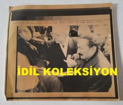TÜRKİYE CUMHURİYETİ 2. CUMHURBAŞKANI İSMET İNÖNÜ'NÜN AİLESİNİN AJANS-BASIN FOTOĞRAFI (KAĞIT BASKI) - 21x 19 cm EBADINDA - MEHVİBE İNÖNÜ'NÜN KOCATEPE CAMİİNDE KILINAN CENAZE NAMAZINDA OĞLU ERDAL İNÖNÜ ve BÜLENT ECEVİT AYNI KAREDE. ŞUBAT 1992