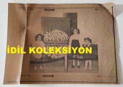 TÜRKİYE CUMHURİYETİ 2. CUMHURBAŞKANI İSMET İNÖNÜ'NÜN AİLESİNİN AJANS-BASIN FOTOĞRAFI (KAĞIT BASKI) - 27 x 20 cm EBADINDA - İSMET İNÖNÜ'NÜN TORUNLARI İSMET İNÖNÜ ADINA HAZIRLANAN ÇELENK YANINDA POZ VERİRKEN