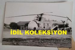 YÜKSEK ADALET DİVANI KAEARLARI İSTANBUL'DAN MÜRTED HAVA ALANINA GETİREN JETTEN ALDIĞI DOSYALARI MİLLİ BİRLİK KOMİTESİ'NE ULAŞTIRMAK İÇİN KULLANILAN HELİKOPTERİN ORİJİNALFOTOĞRAFI  - 18 x 12 cm EBADINDA