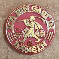 Almanya, Hameln Şehri Fareli Köyün Kavalcısı Temalı (Armalı) Festival Rozeti-Madalya. Kaliteli Sert Plastik PVC'den Yapılmıştır. 1970-1980'ler (48 cm) Nadir.