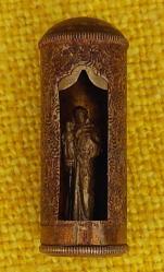 İtalya, Küçük Boyda Aziz Heykeli/Padua'lı Aziz Antonius ve Çocuk İsa Temalı Taşımalı Katolik Cep Sunağı (Koruyucu Dini Altar.) Bu Mükemmel Küçük Heykeller Silindirik Kutu olarak Tasarlanmış. Hem Açık-Hem Kapalı olarak Kullanılabilir. (Kitlenebilir ve Ayrıca Alt Kısım Çıkabilmektedir.) Orijinal, El İşlemeli ve Saf Bakırdan Yapılmıştır. Güzel Bir Patina. 1930-1945'ler. Nadir. (18x46 mm)