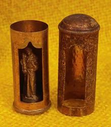 İtalya, Küçük Boyda Aziz Heykeli/Padua'lı Aziz Antonius ve Çocuk İsa Temalı Taşımalı Katolik Cep Sunağı (Koruyucu Dini Altar.) Bu Mükemmel Küçük Heykeller Silindirik Kutu olarak Tasarlanmış. Hem Açık-Hem Kapalı olarak Kullanılabilir. (Kitlenebilir ve Ayrıca Alt Kısım Çıkabilmektedir.) Orijinal, El İşlemeli ve Saf Bakırdan Yapılmıştır. Güzel Bir Patina. 1930-1945'ler. Nadir. (18x46 mm)
