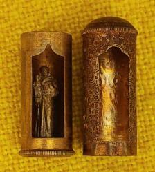 İtalya, Küçük Boyda Aziz Heykeli/Padua'lı Aziz Antonius ve Çocuk İsa Temalı Taşımalı Katolik Cep Sunağı (Koruyucu Dini Altar.) Bu Mükemmel Küçük Heykeller Silindirik Kutu olarak Tasarlanmış. Hem Açık-Hem Kapalı olarak Kullanılabilir. (Kitlenebilir ve Ayrıca Alt Kısım Çıkabilmektedir.) Orijinal, El İşlemeli ve Saf Bakırdan Yapılmıştır. Güzel Bir Patina. 1930-1945'ler. Nadir. (18x46 mm)