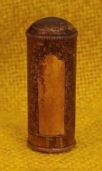 İtalya, Küçük Boyda Aziz Heykeli/Padua'lı Aziz Antonius ve Çocuk İsa Temalı Taşımalı Katolik Cep Sunağı (Koruyucu Dini Altar.) Bu Mükemmel Küçük Heykeller Silindirik Kutu olarak Tasarlanmış. Hem Açık-Hem Kapalı olarak Kullanılabilir. (Kitlenebilir ve Ayrıca Alt Kısım Çıkabilmektedir.) Orijinal, El İşlemeli ve Saf Bakırdan Yapılmıştır. Güzel Bir Patina. 1930-1945'ler. Nadir. (18x46 mm)