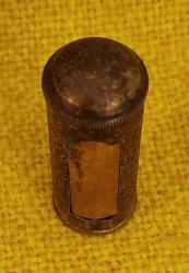 İtalya, Küçük Boyda Aziz Heykeli/Padua'lı Aziz Antonius ve Çocuk İsa Temalı Taşımalı Katolik Cep Sunağı (Koruyucu Dini Altar.) Bu Mükemmel Küçük Heykeller Silindirik Kutu olarak Tasarlanmış. Hem Açık-Hem Kapalı olarak Kullanılabilir. (Kitlenebilir ve Ayrıca Alt Kısım Çıkabilmektedir.) Orijinal, El İşlemeli ve Saf Bakırdan Yapılmıştır. Güzel Bir Patina. 1930-1945'ler. Nadir. (18x46 mm)