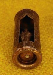 İtalya, Küçük Boyda Aziz Heykeli/Padua'lı Aziz Antonius ve Çocuk İsa Temalı Taşımalı Katolik Cep Sunağı (Koruyucu Dini Altar.) Bu Mükemmel Küçük Heykeller Silindirik Kutu olarak Tasarlanmış. Hem Açık-Hem Kapalı olarak Kullanılabilir. (Kitlenebilir ve Ayrıca Alt Kısım Çıkabilmektedir.) Orijinal, El İşlemeli ve Saf Bakırdan Yapılmıştır. Güzel Bir Patina. 1930-1945'ler. Nadir. (18x46 mm)