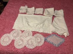 Vintage el işi dantelli masa örtüsü & peçete seti Eski dönem el işi dantel detaylı masa örtüsü, peçeteler ve dantel parçalar. Temiz durumda, yıpranma yok. Çeyizlik, vitrinlik veya dekoratif kullanım için idealdir. 41 Adet farklı model oyalı Peçeteler, 6 adet Datel 1Adet Yuvarlat Fiskos Dantelli  masası örtüsü   1 Adet Düz  masa örtüsü  dantelli Toplu satılıktır, fotoğraflardaki tüm ürünler dahildir.