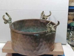 KOÇ BAŞI PİRİNÇ DEKORLU YAŞLI BAKIR SAKSI