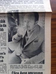 Hürriyet Gazetesi - Turkish Newspaper - 15 Mart 1972 - İstanbul Enver Çiftçi Almanya tarafından sınır dışı edilmek isteyince mahkeme kararı ile ev kadını oldu Fotoğraflar - şebekenin İstanbul kolu Başkanı Nuri Bostan MHP'li Senatör Kudret Bayhan bizim suç ortağımızdı dedi Fotoğrafı - Başbakan Nihat Erim Amerikan başkanı Nixon ile  21 Mart'ta görüşecek - Türk İş Genel Başkanı Seyfi Demirsoy emeklilik yaşı 60'a yükseltilemez dedi - kalp için en iyi tedavi yolu seks - Tarkan yazan ve çizen Sezgin Burak - gurbetteki sevgili yazan ve çizen Faruk Geç - İstanbul Ankara İzmir Radyosu Programı - gazeteci Hüsnü Zeki Söylemezoğlu vefat etti - at sayesinde tanışan çift milli binicilerimizden Tunç Çapa ile İvgen Okçuoğlu Fotoğrafı - at atçılık ve at yarışları - vagonlar köprüde asılı kalınca korkunç bir kaza ucuz atlatıldı Fotoğrafı - bizimkiler çizen Sezgin Burak Karikatür - Güngörmüşler karikatür - Dedektif Nik karikatür - sağlık Bakanı Cevdet Aykanın Tıp bayramında sağlık hizmetlerinden şikayeti