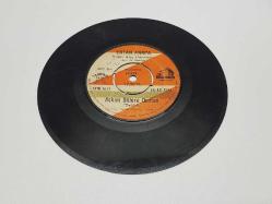 ERTAN ANAPA	GİDİYOR ELDEN GENÇLİK & AŞKIM DİLLERE DESTAN