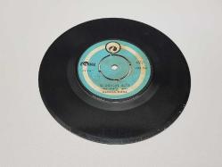 HANDAN KARA BİR GARİP YOLCU & O AĞACIN ALTI