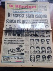 Hürriyet Gazetesi - Turkish Newspaper - 18 Şubat 1972 - Biri Hava yer teğmeni diğeri üsteğmen üniforması giyen iki anarşist silahlı çatışma sonucu ele geçti - aranan 5 anarşist Mahir Çayan Cihan Alptekin Ömer Ayna Ulaş Bardakçı ve Ziya Yılmaz kılıktan kılığa giriyorlar - Ankara'da önceki gün yapılan baskın sırasında Umut sokağındaki bir evin çatı katında gizlenen silahlı anarşistlerden beşi yakalandı - elinde bomba ile yakalanan Mete Gönültaş Fotoğrafı - Ankara'da yakalanan 5 kişiden 2'si Nahit Töre hücresine mensup - donanma Kıbrıs açıklarında tatbikat yapıyor - Makarios çek silahlarını özel ordusuna dağıttı - Eyüp Camii'nde Eyüplü Hoca hafız Yusuf Kenan Turak için mevlit - Tarkan yazan ve çizen Sezgin Burak - gurbetteki sevgili yazan ve çizen Faruk Geç - püf noktası hazırlayan Leyla Soykut - Nihat Erim Türkiye için NATO'nun değeri daha da arttı - Akşam Gazetesi süresiz kapatıldı - boksör Muhammed Ali Clay İslam Üniversitesi kurmak için kampanya açtı fotoğraf - Ratna Dawi Sukarno foto - İdil Koleksiyon