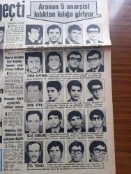 Hürriyet Gazetesi - Turkish Newspaper - 18 Şubat 1972 - Biri Hava yer teğmeni diğeri üsteğmen üniforması giyen iki anarşist silahlı çatışma sonucu ele geçti - aranan 5 anarşist Mahir Çayan Cihan Alptekin Ömer Ayna Ulaş Bardakçı ve Ziya Yılmaz kılıktan kılığa giriyorlar - Ankara'da önceki gün yapılan baskın sırasında Umut sokağındaki bir evin çatı katında gizlenen silahlı anarşistlerden beşi yakalandı - elinde bomba ile yakalanan Mete Gönültaş Fotoğrafı - Ankara'da yakalanan 5 kişiden 2'si Nahit Töre hücresine mensup - donanma Kıbrıs açıklarında tatbikat yapıyor - Makarios çek silahlarını özel ordusuna dağıttı - Eyüp Camii'nde Eyüplü Hoca hafız Yusuf Kenan Turak için mevlit - Tarkan yazan ve çizen Sezgin Burak - gurbetteki sevgili yazan ve çizen Faruk Geç - püf noktası hazırlayan Leyla Soykut - Nihat Erim Türkiye için NATO'nun değeri daha da arttı - Akşam Gazetesi süresiz kapatıldı - boksör Muhammed Ali Clay İslam Üniversitesi kurmak için kampanya açtı fotoğraf - Ratna Dawi Sukarno foto