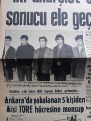 Hürriyet Gazetesi - Turkish Newspaper - 18 Şubat 1972 - Biri Hava yer teğmeni diğeri üsteğmen üniforması giyen iki anarşist silahlı çatışma sonucu ele geçti - aranan 5 anarşist Mahir Çayan Cihan Alptekin Ömer Ayna Ulaş Bardakçı ve Ziya Yılmaz kılıktan kılığa giriyorlar - Ankara'da önceki gün yapılan baskın sırasında Umut sokağındaki bir evin çatı katında gizlenen silahlı anarşistlerden beşi yakalandı - elinde bomba ile yakalanan Mete Gönültaş Fotoğrafı - Ankara'da yakalanan 5 kişiden 2'si Nahit Töre hücresine mensup - donanma Kıbrıs açıklarında tatbikat yapıyor - Makarios çek silahlarını özel ordusuna dağıttı - Eyüp Camii'nde Eyüplü Hoca hafız Yusuf Kenan Turak için mevlit - Tarkan yazan ve çizen Sezgin Burak - gurbetteki sevgili yazan ve çizen Faruk Geç - püf noktası hazırlayan Leyla Soykut - Nihat Erim Türkiye için NATO'nun değeri daha da arttı - Akşam Gazetesi süresiz kapatıldı - boksör Muhammed Ali Clay İslam Üniversitesi kurmak için kampanya açtı fotoğraf - Ratna Dawi Sukarno foto