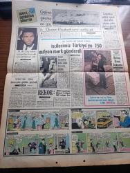 Hürriyet Gazetesi - Turkish Newspaper - 18 Şubat 1972 - Biri Hava yer teğmeni diğeri üsteğmen üniforması giyen iki anarşist silahlı çatışma sonucu ele geçti - aranan 5 anarşist Mahir Çayan Cihan Alptekin Ömer Ayna Ulaş Bardakçı ve Ziya Yılmaz kılıktan kılığa giriyorlar - Ankara'da önceki gün yapılan baskın sırasında Umut sokağındaki bir evin çatı katında gizlenen silahlı anarşistlerden beşi yakalandı - elinde bomba ile yakalanan Mete Gönültaş Fotoğrafı - Ankara'da yakalanan 5 kişiden 2'si Nahit Töre hücresine mensup - donanma Kıbrıs açıklarında tatbikat yapıyor - Makarios çek silahlarını özel ordusuna dağıttı - Eyüp Camii'nde Eyüplü Hoca hafız Yusuf Kenan Turak için mevlit - Tarkan yazan ve çizen Sezgin Burak - gurbetteki sevgili yazan ve çizen Faruk Geç - püf noktası hazırlayan Leyla Soykut - Nihat Erim Türkiye için NATO'nun değeri daha da arttı - Akşam Gazetesi süresiz kapatıldı - boksör Muhammed Ali Clay İslam Üniversitesi kurmak için kampanya açtı fotoğraf - Ratna Dawi Sukarno foto