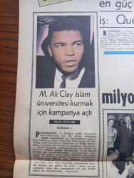 Hürriyet Gazetesi - Turkish Newspaper - 18 Şubat 1972 - Biri Hava yer teğmeni diğeri üsteğmen üniforması giyen iki anarşist silahlı çatışma sonucu ele geçti - aranan 5 anarşist Mahir Çayan Cihan Alptekin Ömer Ayna Ulaş Bardakçı ve Ziya Yılmaz kılıktan kılığa giriyorlar - Ankara'da önceki gün yapılan baskın sırasında Umut sokağındaki bir evin çatı katında gizlenen silahlı anarşistlerden beşi yakalandı - elinde bomba ile yakalanan Mete Gönültaş Fotoğrafı - Ankara'da yakalanan 5 kişiden 2'si Nahit Töre hücresine mensup - donanma Kıbrıs açıklarında tatbikat yapıyor - Makarios çek silahlarını özel ordusuna dağıttı - Eyüp Camii'nde Eyüplü Hoca hafız Yusuf Kenan Turak için mevlit - Tarkan yazan ve çizen Sezgin Burak - gurbetteki sevgili yazan ve çizen Faruk Geç - püf noktası hazırlayan Leyla Soykut - Nihat Erim Türkiye için NATO'nun değeri daha da arttı - Akşam Gazetesi süresiz kapatıldı - boksör Muhammed Ali Clay İslam Üniversitesi kurmak için kampanya açtı fotoğraf - Ratna Dawi Sukarno foto
