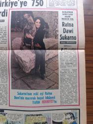 Hürriyet Gazetesi - Turkish Newspaper - 18 Şubat 1972 - Biri Hava yer teğmeni diğeri üsteğmen üniforması giyen iki anarşist silahlı çatışma sonucu ele geçti - aranan 5 anarşist Mahir Çayan Cihan Alptekin Ömer Ayna Ulaş Bardakçı ve Ziya Yılmaz kılıktan kılığa giriyorlar - Ankara'da önceki gün yapılan baskın sırasında Umut sokağındaki bir evin çatı katında gizlenen silahlı anarşistlerden beşi yakalandı - elinde bomba ile yakalanan Mete Gönültaş Fotoğrafı - Ankara'da yakalanan 5 kişiden 2'si Nahit Töre hücresine mensup - donanma Kıbrıs açıklarında tatbikat yapıyor - Makarios çek silahlarını özel ordusuna dağıttı - Eyüp Camii'nde Eyüplü Hoca hafız Yusuf Kenan Turak için mevlit - Tarkan yazan ve çizen Sezgin Burak - gurbetteki sevgili yazan ve çizen Faruk Geç - püf noktası hazırlayan Leyla Soykut - Nihat Erim Türkiye için NATO'nun değeri daha da arttı - Akşam Gazetesi süresiz kapatıldı - boksör Muhammed Ali Clay İslam Üniversitesi kurmak için kampanya açtı fotoğraf - Ratna Dawi Sukarno foto