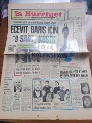 Hürriyet Gazetesi - Turkish Newspaper - 15 Şubat 1972 - İsmet İnönü'nün etrafı saray entrikacılığı yapıyor diyen Bülent Ecevit barış için 9 şart koştu - polisle çarpışan 3 anarşistin aranılmasına devam ediliyor - Beş çocuk anası Hamide Bilgin kadının nişanlısı Necati Erbay ile kaçtı Fotoğrafı - Elazığ orman işletmesi başmüdürü Osman Yılmaz Karaosmanoğlu Fotoğrafı - televizyon yayınlarından şikayetler artıyor - Jacqueline Onassis'in zoraki fotoğrafçısı olarak ün yapan Ron Galela Jackie'nin giyinişinden yakınmış - insanlığı yok etmek isteyen çete ele geçti - suları mikroplayıp insanlığı öldürdükten sonra arı bir ırk yaratacaklardı Fotoğrafı - Tarkan yazan ve çizen Sezgin Burak - gurbetteki sevgili yazan ve çizen Faruk Geç - İstanbul Ankara İzmir Radyosu Programı - İstanbul TV vericisinin gücü 100 KW'a çıkıyor - İstanbul prodüktivite Derneği tarafından düzenlenen seminerde çırılçıplak çalışan Fransız sekreteri Dominique protesto edildi Fotoğrafı - Türkiye'nin tek palyaçosu Yakup Topçuoğlu