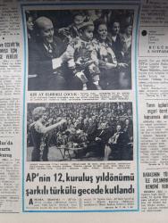 Hürriyet Gazetesi - Turkish Newspaper - 13 Şubat 1972 - CHP ortak grup toplantısında Bülent Ecevit'i suçlayan İsmet İnönü artık perde kalksın dedi - İsmet İnönü ve Bülent Ecevit'in barışması için önerge verildi - Adalet Partisi'nin 12. Kuruluş yıldönümü şarkılı türkülü gecede kutlandı  Fotoğraf - Adalet partililer Özellikle halk türküeri sanatçısı Yıldız Ayhan'ı dinlerken coşmuşlardır Fotoğrafı - gecenin ilginç anlarından biri de üzerine kıratlı elbise giymiş bir çocuğun Süleyman Demirel Nazmiye Demirel çiftinin ilgisi ile karşılaşması oldu Fotoğraf - Hürriyet Londra muhabiri Nuyan Yiğit Adana konferansının kayıtları için günlerce İngiliz arşivlerinde çalıştı Fotoğrafı - İstanbul Ankara İzmir Radyosu Programı - Tarkan yazan ve çizen Sezgin Burak - gurbetteki sevgili yazan ve çizen Faruk Geç - püf noktası hazırlayan Leyla Soykut - Alain Delon Mireille D'Arc için 40 bin liraya gece elbisesi aldı Fotoğrafı - öldürülen EOKA lideri Polikarpos Yorgacis'in eşi kocasının arkadaşıyla evleniyor