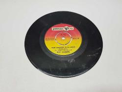 NURİ SESİGÜZEL	BİZİM GÖÇLER ŞU ELLERDE & YAŞIM ONSEKİZDE GİTTİM ASKERE