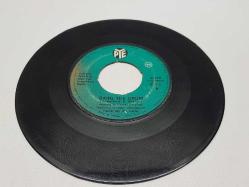 JOHNNY WAKELIN	BLACK SUPERMAN (MUHAMMED ALİ) & BANG THE DRUM