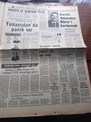 Hürriyet Gazetesi - Turkish Newspaper - 15 Ağustos 1974 - eczacı Fazıl Soysal Yavuz için 250 bin lira bağışladı - Yunanistan NATO'dan askerini çekti - güvenlik konseyi Türkiye'nin kınanması teklifini reddetti - Omorfo cephesinde İngiliz ve fin askerleri mehmetçik'ten kaçıyor - Türk Jetleri Lefkoşe radyosunu susturdu - Mehmetçik Serdarlı ve Meriçe girdi - Hedef Magosa ve Omorfo - Bülent Ecevit amacımız adada bağımsız Kıbrıs'ı denge içinde kurmaktır dedi - Deniz Baykal gece yarın bir başka gün olacak dedi - Bursa fuar aile gazinosu Gönül Yazar Murat Soydan Ayla Algan Bedia Akartürk ayrıca Sadri Alışık - Kıbrıs'ta esir ve rehine soydaşlarımız - Kahraman mehmetçikleri temizleme harekatı sırasında görüyorsunuz Fotoğrafı - Kıbrıs Rum yönetimi yardımcısı Klerides yalvarmaya başladı - Hikmet Bil eski Kıbrıs Türk'tür Cemiyeti başkanıydı Fotoğrafı - Philips radyo - Turan Güneş ve Rauf Denktaş istirahate çekildi fotoğraf - trakya'da sınır kapıları açık - Bugün Miraç kandili