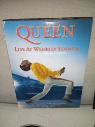 Cd & Dvd QUEEN - LIVE AT WEMBLEY STADIUM 25th ANNIVERSARY EDITION. Orijinal. Avrupa baskı. Toplam 4 disk. 2 cd ve 2 dvd den oluşuyor. Diskler 10 üzerinden 9.5 sorunsuz çalışıyor. Digipack in fotoğrafta görülen kısmında yırtık ile cd plastiginde kullanımı etkilemeyen kırık var.
