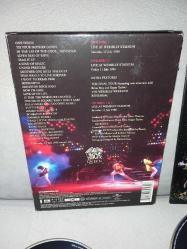 Cd & Dvd QUEEN - LIVE AT WEMBLEY STADIUM 25th ANNIVERSARY EDITION. Orijinal. Avrupa baskı. Toplam 4 disk. 2 cd ve 2 dvd den oluşuyor. Diskler 10 üzerinden 9.5 sorunsuz çalışıyor. Digipack in fotoğrafta görülen kısmında yırtık ile cd plastiginde kullanımı etkilemeyen kırık var.