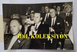 TÜRKİYE CUMHURİYETİ KÜLTÜR  ve TURİZM ESKİ BAKANI, ŞAİR TALAT SAİT HALMAN'IN ORİJİNAL FOTOĞRAFI - 18 x 12 cm EBADINDA - TALAT SAİT HALMAN, HARBİYE TİYATROSU'NDA DÜZENLENEN ULUSLARARASI YUNUS EMRE SEMİNERİNDEYKEN ÇEKİLMİŞ BİR KARE. GARBİS ÖZATAY