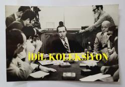 TÜRKİYE CUMHURİYETİ KÜLTÜR  ve TURİZM ESKİ BAKANI, ŞAİR TALAT SAİT HALMAN'IN ORİJİNAL FOTOĞRAFI - 18 x 12 cm EBADINDA - TALAT SAİT HALMAN, İSTANBUL GAZETECİLER CEMİYETİNDE DÜZENLEDİĞİ BASIN TOPLANTISINDA KONUŞURKEN ÇEKİLMİŞ BİR KARE (GARBİS ÖZATAY)