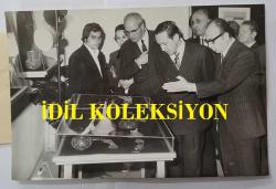 TÜRKİYE CUMHURİYETİ KÜLTÜR  ve TURİZM ESKİ BAKANI, ŞAİR TALAT SAİT HALMAN'IN ORİJİNAL FOTOĞRAFI - 18 x 12 cm EBADINDA - TALAT SAİT HALMAN, DOST ve KARDEŞ DEVLETLERİN 2500. KURULUŞ YILDÖNÜMÜ MÜNASEBETİYLE TOPKAPI SARAYI'NDA DÜZENLENEN İRAN SANAT ESERLERİ SERGİSİ'NDE ESERLERİ İNCELERKEN ÇEKİLMİŞ BİR KARE. 12 EKİM 1971