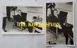 TÜRKİYE CUMHURİYETİ KÜLTÜR  ve TURİZM ESKİ BAKANI, ŞAİR TALAT SAİT HALMAN'IN ORİJİNAL 2'Lİ FOTOĞRAF SETİ - 18 x 12 cm EBADINDA - TALAT SAİT HALMAN KOLTUĞUNDA OTURUP POZ VERİRKEN ÇEKİLMİŞ 2 FARKLI KARE (KAMURAN ÖZBİR)