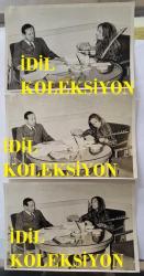 TÜRKİYE CUMHURİYETİ KÜLTÜR  ve TURİZM ESKİ BAKANI, ŞAİR TALAT SAİT HALMAN'IN ORİJİNAL 3'LÜ FOTOĞRAF SETİ - 18 x 12 cm EBADINDA - TALAT SAİT HALMAN KENDİSİNİ ZİYARET EDEN TÜRKÜCÜNÜN SAZ ÇALIP TÜRKÜ OKUDUĞU ANLARDA ve SOHBET ETTİKLERİ ANLARDA ÇEKİLMİŞ 3 FARKLI KARE