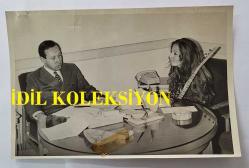 TÜRKİYE CUMHURİYETİ KÜLTÜR  ve TURİZM ESKİ BAKANI, ŞAİR TALAT SAİT HALMAN'IN ORİJİNAL 3'LÜ FOTOĞRAF SETİ - 18 x 12 cm EBADINDA - TALAT SAİT HALMAN KENDİSİNİ ZİYARET EDEN TÜRKÜCÜNÜN SAZ ÇALIP TÜRKÜ OKUDUĞU ANLARDA ve SOHBET ETTİKLERİ ANLARDA ÇEKİLMİŞ 3 FARKLI KARE