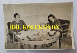 TÜRKİYE CUMHURİYETİ KÜLTÜR  ve TURİZM ESKİ BAKANI, ŞAİR TALAT SAİT HALMAN'IN ORİJİNAL 3'LÜ FOTOĞRAF SETİ - 18 x 12 cm EBADINDA - TALAT SAİT HALMAN KENDİSİNİ ZİYARET EDEN TÜRKÜCÜNÜN SAZ ÇALIP TÜRKÜ OKUDUĞU ANLARDA ve SOHBET ETTİKLERİ ANLARDA ÇEKİLMİŞ 3 FARKLI KARE