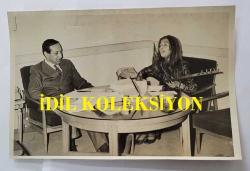 TÜRKİYE CUMHURİYETİ KÜLTÜR  ve TURİZM ESKİ BAKANI, ŞAİR TALAT SAİT HALMAN'IN ORİJİNAL 3'LÜ FOTOĞRAF SETİ - 18 x 12 cm EBADINDA - TALAT SAİT HALMAN KENDİSİNİ ZİYARET EDEN TÜRKÜCÜNÜN SAZ ÇALIP TÜRKÜ OKUDUĞU ANLARDA ve SOHBET ETTİKLERİ ANLARDA ÇEKİLMİŞ 3 FARKLI KARE