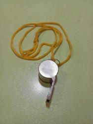 Metal nikelajlı kullanılmamış hakem düdüğü