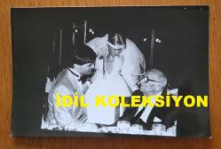 ADNAN MENDERES'İN TORUNU MELİKE MENDERES'İN DÜĞÜNÜNÜN ORİJİNAL 2'Lİ AJANS BASIN FOTOĞRAFI SETİ - 18 x 12 cm EBADINDA - YÜKSEL MENDRES'İN KIZI MELİKE MENDERES'İN KANADALI TIMOTHY İLE OLAN DÜĞÜNÜNDE ÇEKİLMİŞ 2 FARKLI KARE. CELAL BAYAR DA DAVETLİLER ARASINDA YER ALMAKTADIR. 10 HAZİRAN 1984