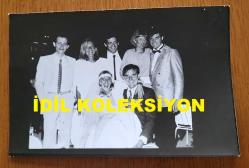 ADNAN MENDERES'İN TORUNU MELİKE MENDERES'İN DÜĞÜNÜNÜN ORİJİNAL 2'Lİ AJANS BASIN FOTOĞRAFI SETİ - 18 x 12 cm EBADINDA - YÜKSEL MENDRES'İN KIZI MELİKE MENDERES'İN KANADALI TIMOTHY İLE OLAN DÜĞÜNÜNDE ÇEKİLMİŞ 2 FARKLI KARE. CELAL BAYAR DA DAVETLİLER ARASINDA YER ALMAKTADIR. 10 HAZİRAN 1984