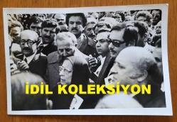 SÜLEYMAN DEMİREL ve AYDIN MENDERES'İN ORİJİNAL FOTOĞRAFI - 18 x 12 cm EBADINDA - SÜLEYMAN DEMİREL ve AYDIN MENDERES KALABALIĞIN İÇİNDE YAN YANA DURURLARKEN ÇEKİLMİŞ BİR KARE