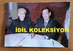 AYDIN MENDERES'İN ORİJİNAL 2'Lİ FOTOĞRAF SETİ - 12,5 x 9 cm EBADINDA - AYDIN MENDERES, EŞİ ÜMRAN POLAT (MENDERES) İLE NİKAH DEFTERİNİ İMZALARKEN ve SONRASINDA ANNESİ BERRİN MENDERES'İ ZİYARET EDERKEN ÇEKİLMİŞ 2 FARKLI KARE. KASIM 1991... ÖZEL ARŞİV