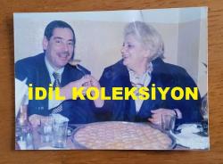 AYDIN MENDERES'İN ORİJİNAL 2'Lİ FOTOĞRAF SETİ - 12 x 9 cm EBADINDA - AYDIN MENDERES, EŞİ ÜMRAN POLAT (MENDERES) İLE BİRLİKTE KEBAP ve BAKLAVA YERKEN ÇEKİLMİŞ 2 FARKLI KARE... ÖZEL ARŞİV!