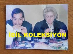 AYDIN MENDERES'İN ORİJİNAL 2'Lİ FOTOĞRAF SETİ - 12 x 9 cm EBADINDA - AYDIN MENDERES, EŞİ ÜMRAN POLAT (MENDERES) İLE BİRLİKTE KEBAP ve BAKLAVA YERKEN ÇEKİLMİŞ 2 FARKLI KARE... ÖZEL ARŞİV!