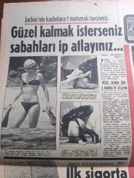 Hürriyet Gazetesi - Turkish Newspaper - 23 Nisan 1972 - 1920'de yazılan tarihi bir belgeyi  açıklıyoruz - Atatürk'ün egemenliğimizi dünyaya duyuran ilk bildirisi - Ulu Önder Atatürk'ün bir gezi sırasında İsmet İnönü ile çekilmiş hiçbir yerde yayınlanmamış fotoğrafı - bugün ulusal egemenlik ve Çocuk Bayramı - genel merkezin alt katında İsmet İnönü çalışırken üst katta Kamil Kırıkoğlu  Genel Başkanı suçladı - hapishane müdiresi Giuliana metresini öldüren mahkumla hücrede basıldı Fotoğrafı - Ayda astronotlar Jeep ile sürat denemesi yaptı - sünnet olan Japon genci Koheri Kıhara Şimdi bir Türk kızı ile evlenme şansım arttı dedi fotoğraf - Tarkan yazan ve çizen Sezgin Burak - gurbetteki sevgili yazan ve çizen Faruk Geç - sigorta sicil kartı numarası 0001 olan Zühtü Tetey ilk sigorta emeklisi olarak 1100 lira alıyor fotoğraf - Jackie Onassis'in kadınlara bir numaralı tavsiyesi Fotoğrafı - Ferhat ile Şirin yazan Metin Soysal Çizen Sedat - bizimkiler çizen Sezgin Burak - Dedektif Nik karikatür