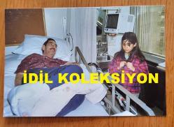 AYDIN MENDERES'İN ORİJİNAL 9'LU FOTOĞRAF SETİ - 12,5 x 8,5 cm EBADINDA - AYDIN MENDERES HASTANEDE TEDAVİ GÖRDÜĞÜ SÜREÇTE EŞİ ÜMRAN MENDERES ve YAKINLARININ KENDİSİNİ ZİYARET ETTİKLERİ ANLARDA ÇEKİLMİŞ 9 FARKLI HATIRA FOTOĞRAFI... ÖZEL ARŞİV. NİSAN 1996