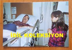 AYDIN MENDERES'İN ORİJİNAL 9'LU FOTOĞRAF SETİ - 12,5 x 8,5 cm EBADINDA - AYDIN MENDERES HASTANEDE TEDAVİ GÖRDÜĞÜ SÜREÇTE EŞİ ÜMRAN MENDERES ve YAKINLARININ KENDİSİNİ ZİYARET ETTİKLERİ ANLARDA ÇEKİLMİŞ 9 FARKLI HATIRA FOTOĞRAFI... ÖZEL ARŞİV. NİSAN 1996
