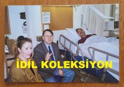 AYDIN MENDERES'İN ORİJİNAL 9'LU FOTOĞRAF SETİ - 12,5 x 8,5 cm EBADINDA - AYDIN MENDERES HASTANEDE TEDAVİ GÖRDÜĞÜ SÜREÇTE EŞİ ÜMRAN MENDERES ve YAKINLARININ KENDİSİNİ ZİYARET ETTİKLERİ ANLARDA ÇEKİLMİŞ 9 FARKLI HATIRA FOTOĞRAFI... ÖZEL ARŞİV. NİSAN 1996