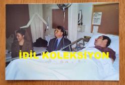 AYDIN MENDERES'İN ORİJİNAL 9'LU FOTOĞRAF SETİ - 12,5 x 8,5 cm EBADINDA - AYDIN MENDERES HASTANEDE TEDAVİ GÖRDÜĞÜ SÜREÇTE EŞİ ÜMRAN MENDERES ve YAKINLARININ KENDİSİNİ ZİYARET ETTİKLERİ ANLARDA ÇEKİLMİŞ 9 FARKLI HATIRA FOTOĞRAFI... ÖZEL ARŞİV. NİSAN 1996