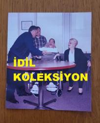 AYDIN MENDERES'İN ORİJİNAL 2'Lİ FOTOĞRAF SETİ - 10 x 8 cm EBADINDA - AYDIN MENDERES HASTANEDE TEDAVİ GÖRDÜĞÜ SÜREÇTE EŞİ ÜMRAN MENDERES ve SERDAR GÖKHAN'LA BİRLİKTE DOĞUM GÜNÜNÜ KUTLARKEN ÇEKİLMİŞ 2 FARKLI KARE... ÖZEL ARŞİV